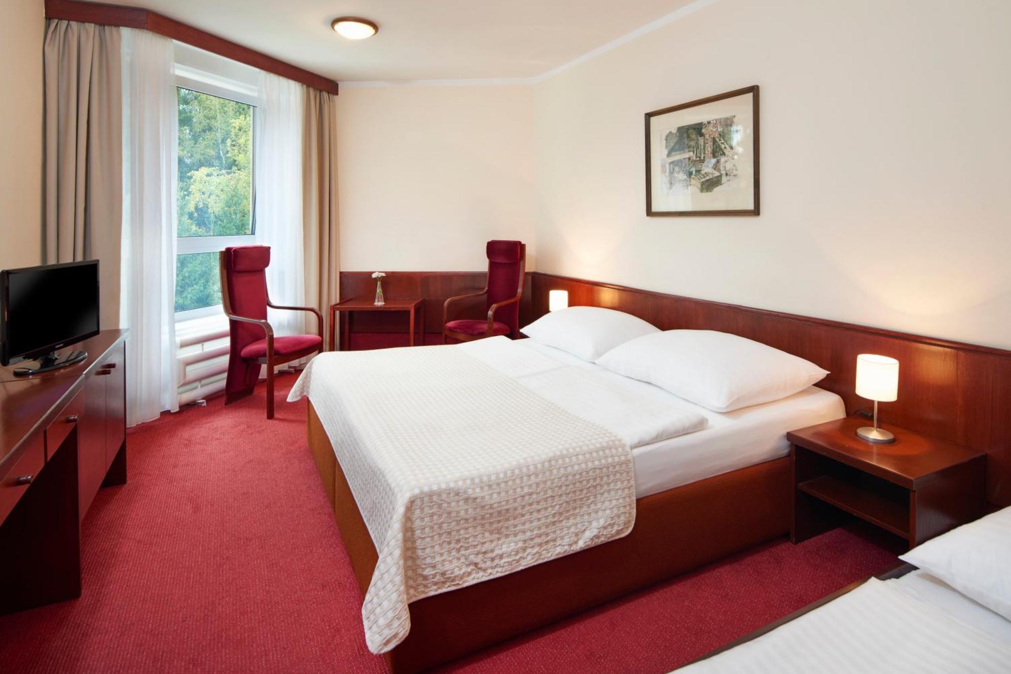 Economy-Doppel- oder Zweibettzimmer mit Zugang zum Pool